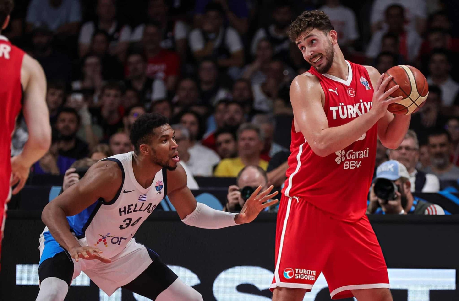 Türkiye EuroBasket 2025’te Yunanistan’ı Farklı Yenerek Finale Yükseldi